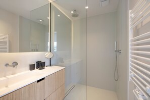 Baignoire, articles de toilette gratuits, sĂšche-cheveux