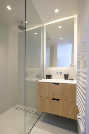 Tina, amenidades de baño gratuitas, secadora de cabello, toallas 