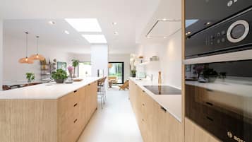 Een koelkast, een microgolfoven, een oven, een kookplaat