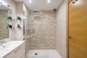 Douche, sèche-cheveux, serviettes fournies