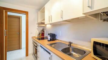 Een koelkast, een magnetron, een oven, een kookplaat