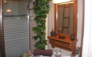 タオル、石鹸、トイレットペーパー