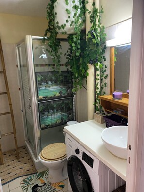 タオル、石鹸、トイレットペーパー