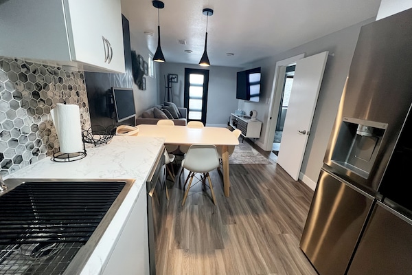 Réfrigérateur, micro-ondes, four, plaque de cuisson