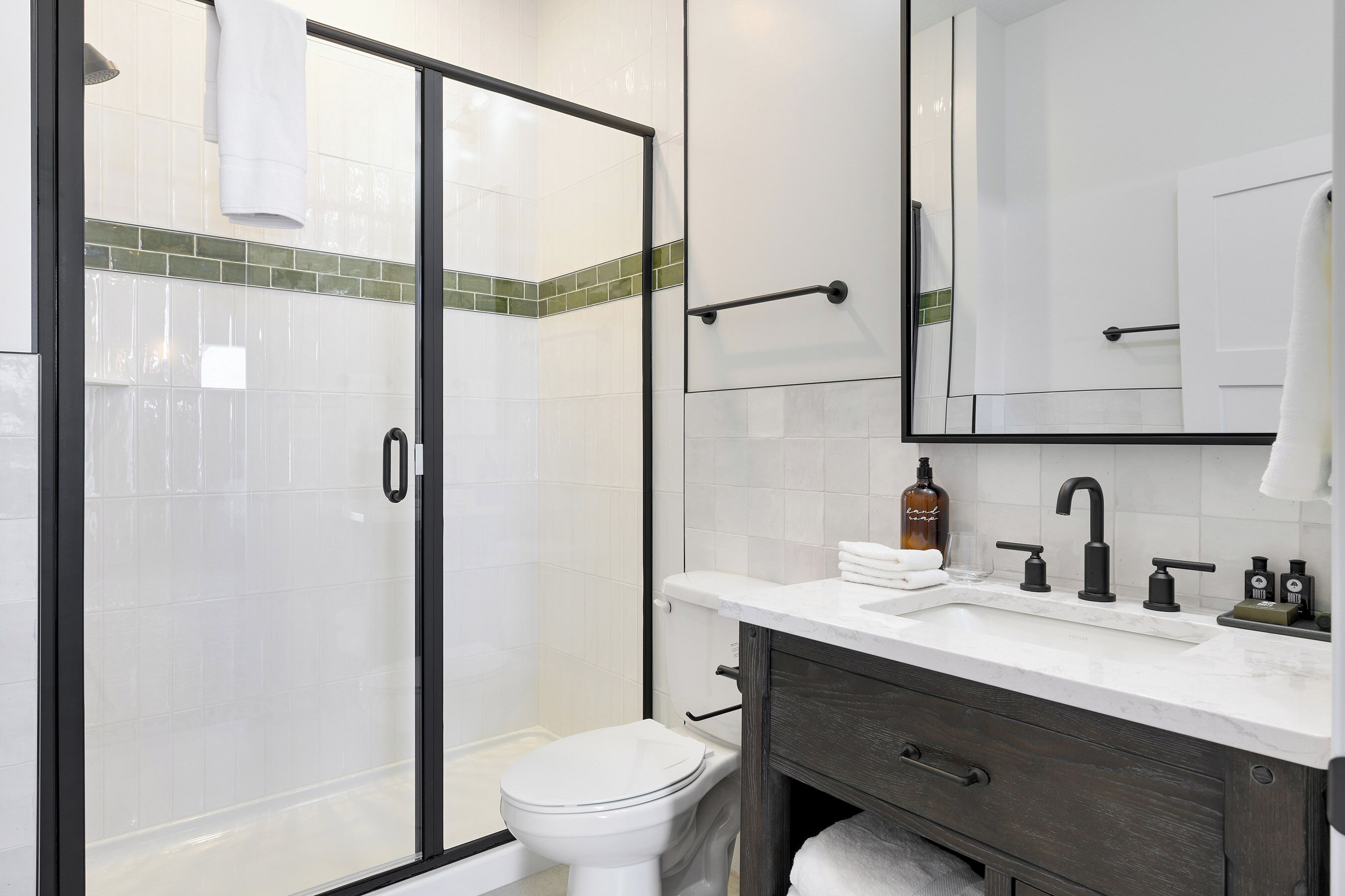 Bañera profunda, artículos de tocador gratuitos, secador de pelo