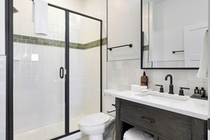 Premium eenpersoonskamer, uitzicht op meer | Badkamer | Een diep bad, gratis toiletartikelen, een haardroger, handdoeken