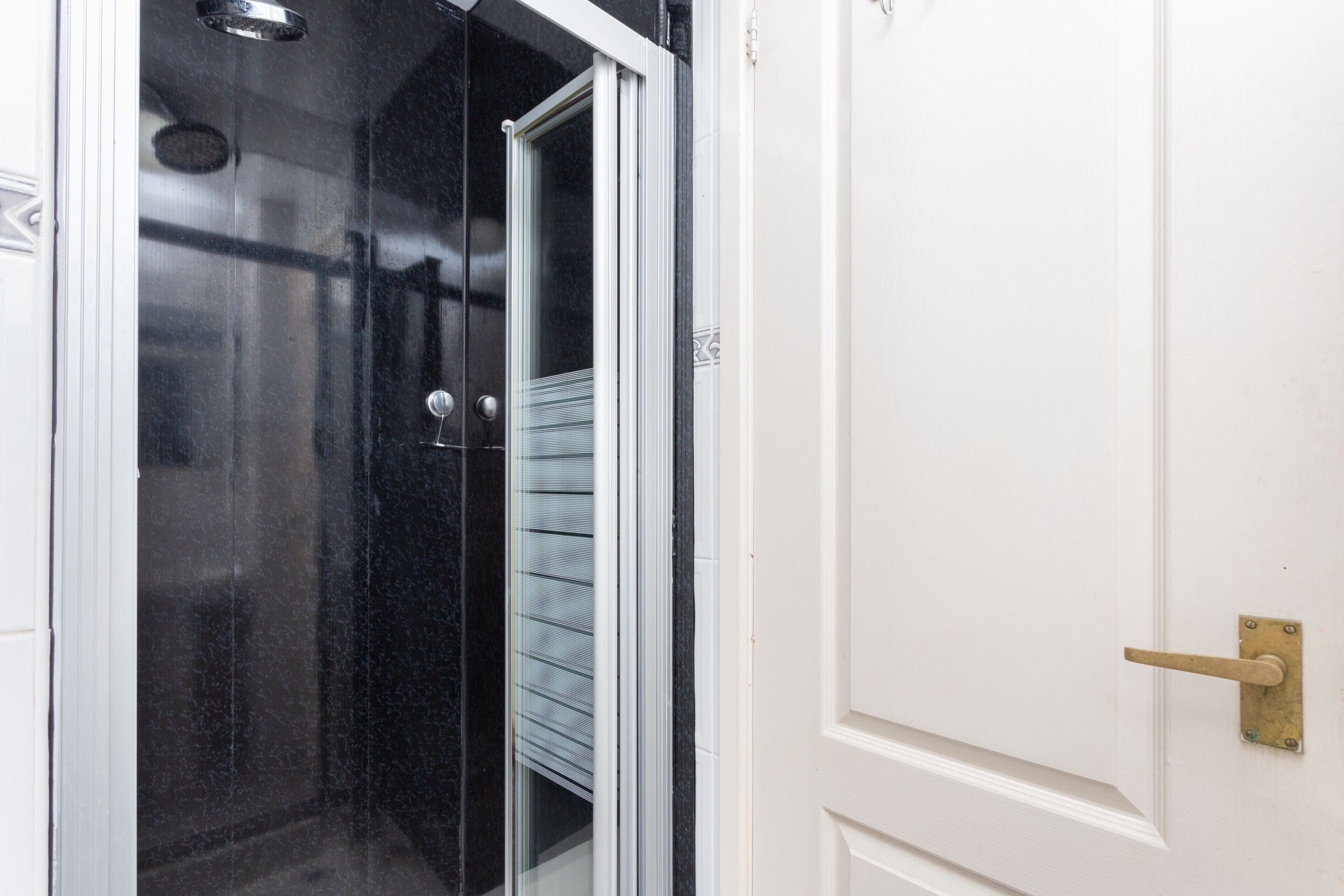 Eenvoudige tweepersoonskamer, en-suite badkamer | Badkamer