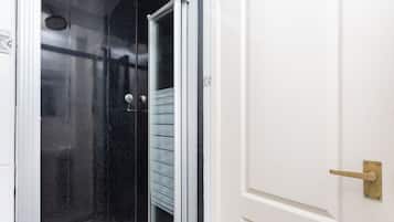 Eenvoudige tweepersoonskamer, en-suite badkamer | Badkamer