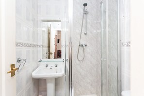 Standard Triple Room, Ensuite | Bathroom - Sleep Well Hotel (Blackpool)