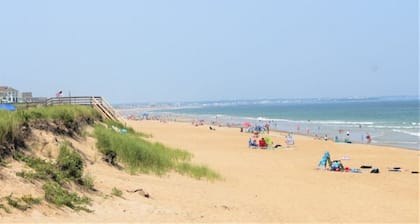 Duplex for Multi-Family Groups -Pet Friendly-Steps to Beach-45 Min to Salem, MA