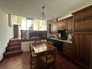 Kühlschrank, Mikrowelle, Herdplatte, Geschirrspüler