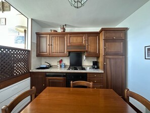 Geladeira, micro-ondas, cooktop, lava-louças