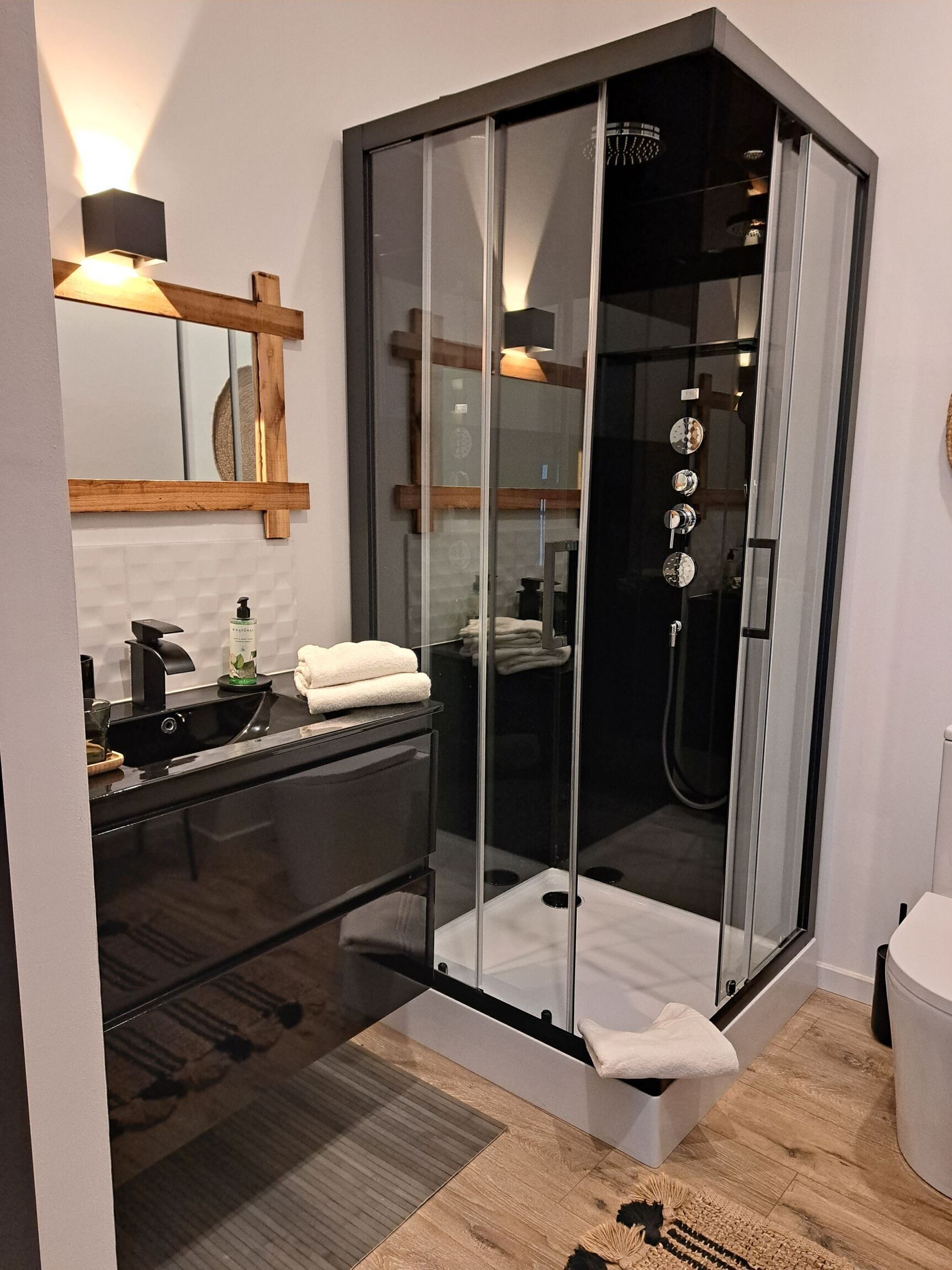 Premium tweepersoonskamer | Badkamer | Een douche, een haardroger, handdoeken