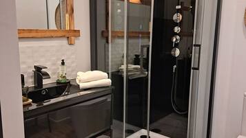 Habitación Premium doble | Baño | Ducha, secador de pelo y toallas