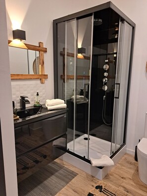 Quarto casal premium | Banheiro | Chuveiro, secador de cabelo, toalhas de banho 