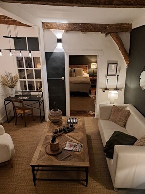 浪漫套房 | 起居区 | 平板电视