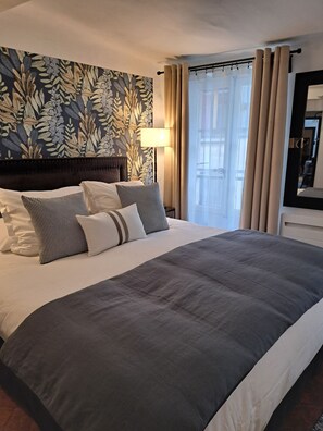 Superior Double Room | Individually decorated, individually furnished, desk, soundproofing - LE PATIO DE SOPHIE (Sisteron)