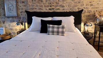 Luxury Double Room | 1 bedroom, individually decorated, individually furnished, desk