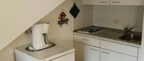 Jääkaappi, liesi, kahvin-/teenkeitin, leivänpaahdin