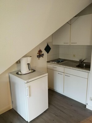 Køleskab, kogeplade, kaffe-/temaskine, brødrister