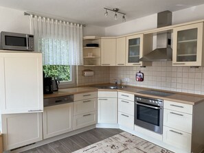 Køleskab, mikrobølgeovn, ovn, kogeplade