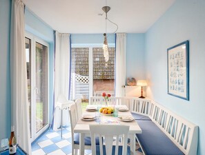 Dining - Wohnzimmer, 3 Schlafzimmer, Küche, Bad, Terrasse, Garten, Parkplatz, Nichtraucher-haus (Duhnen)