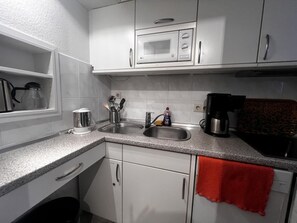 Køleskab, mikrobølgeovn, kogeplade, opvaskemaskine