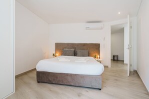 6 quartos, ferros/tábuas de passar roupa, berço de viagem