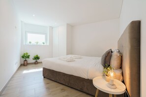 6 habitaciones, tabla de planchar con plancha y cuna de viaje 