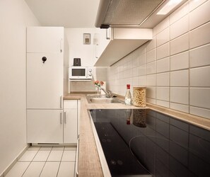 Køleskab, mikrobølgeovn, kogeplade, opvaskemaskine