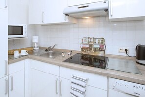 Kühlschrank, Mikrowelle, Herdplatte, Geschirrspüler
