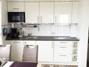 Geladeira, micro-ondas, lava-louças, cafeteira/chaleira