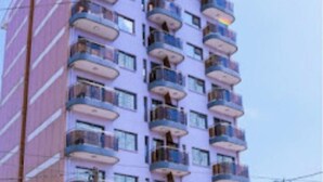 Ein mehrstöckiges Gebäude mit Balkonen an jeder Etage.