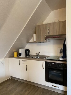 Køleskab, ovn, kogeplade, kaffe-/temaskine