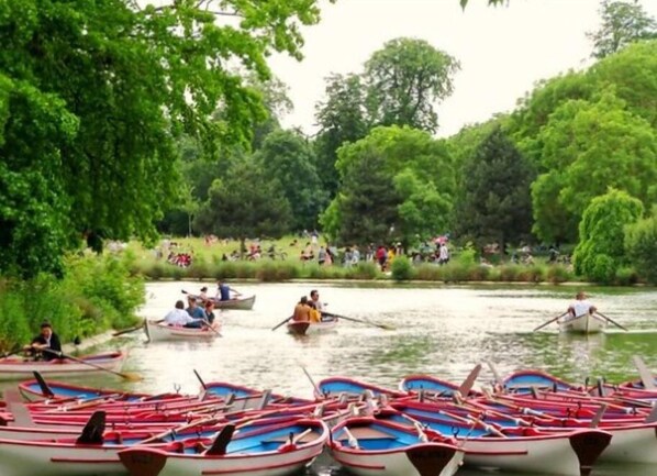 Een rivier met verschillende kleine boten afgemeerd aan de oever.