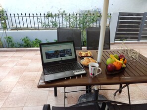 Outdoor dining - Irini's Home Pitsidia 
Family friendly (Πιτσίδια)