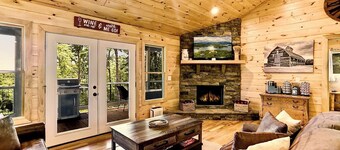 Relaxing Cabin in Murphy, NC w/ Long-range Views – Your Peaceful Escape Awaits!