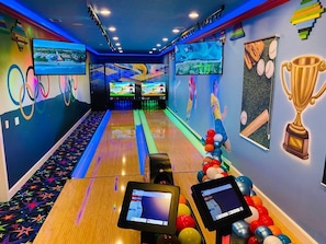 Games room - 2 Side-by-side homes w Bowling, 1GB wifi, videowall TVs, ensuites, sleep 80 (Kissimmee)