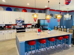 冷蔵庫、電子レンジ、オーブン、コンロ