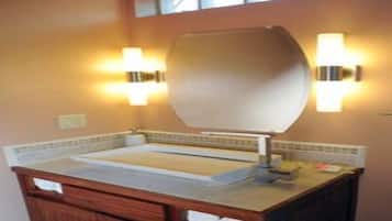 Douche, sĂšche-cheveux, serviettes fournies, savon