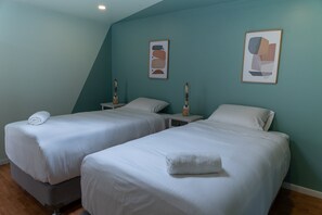 Kamar Twin Basic | Dilengkapi dengan perabotan berbeda-beda, Wi-Fi gratis, dan seprai linen
