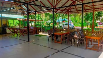 屋外ダイニングエリア