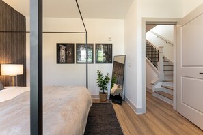 4 bedrooms, desk, iron/ironing board, free WiFi