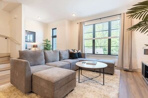 Smart TV, offices - The Jailhouse Rock - Townhome with Skyline View (Nashville)