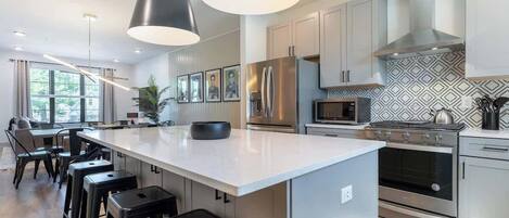 Refrigerador, microondas, horno y parrilla de estufa