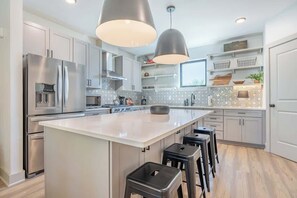 Fridge, microwave, oven, stovetop - The Jailhouse Rock - Townhome with Skyline View (Nashville)