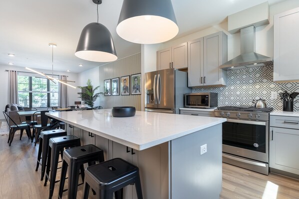 冰箱、微波炉、烤箱、炉灶