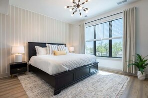 4 bedrooms, iron/ironing board, free WiFi, bed sheets - The Jailhouse Rock - Townhome with Skyline View (Nashville)