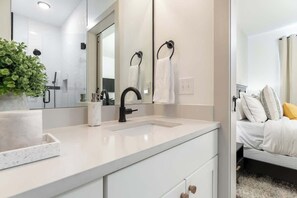 Dusche, Haartrockner, Handtücher, Shampoo