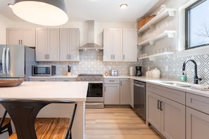 冰箱、微波炉、烤箱、炉灶